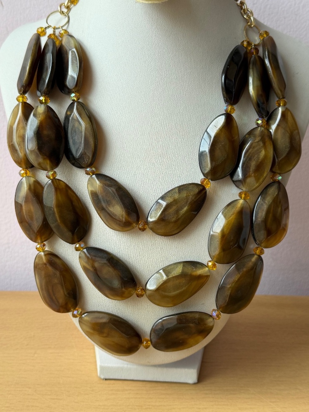 TRIPLE STRAND CHUNKY PEARLIZED BROWN PLASTIC NECKLACE GOLDTONE CHAIN LOBSTER LOC